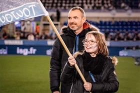 RCSA vs. PSG girl is holding a flag