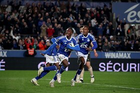 RCSA vs. PSG football player play on the field