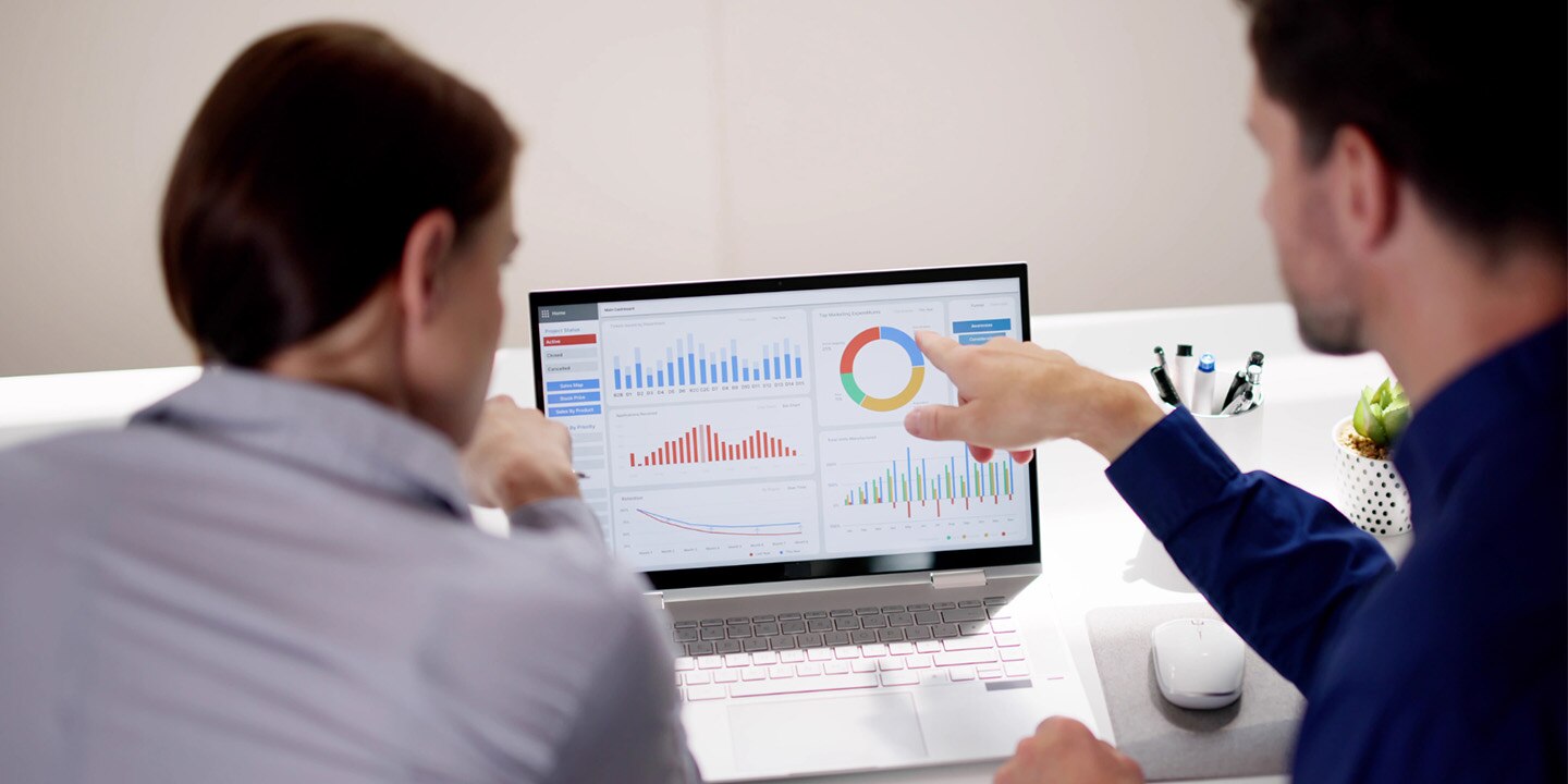 Les employés de Hager travaillent sur un tableau de bord 4