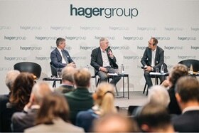 Trois intervenants au panel Hager Group.
