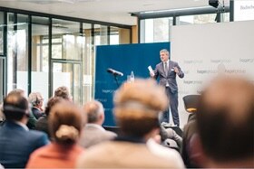 conférencier invité à un événement organisé par hager