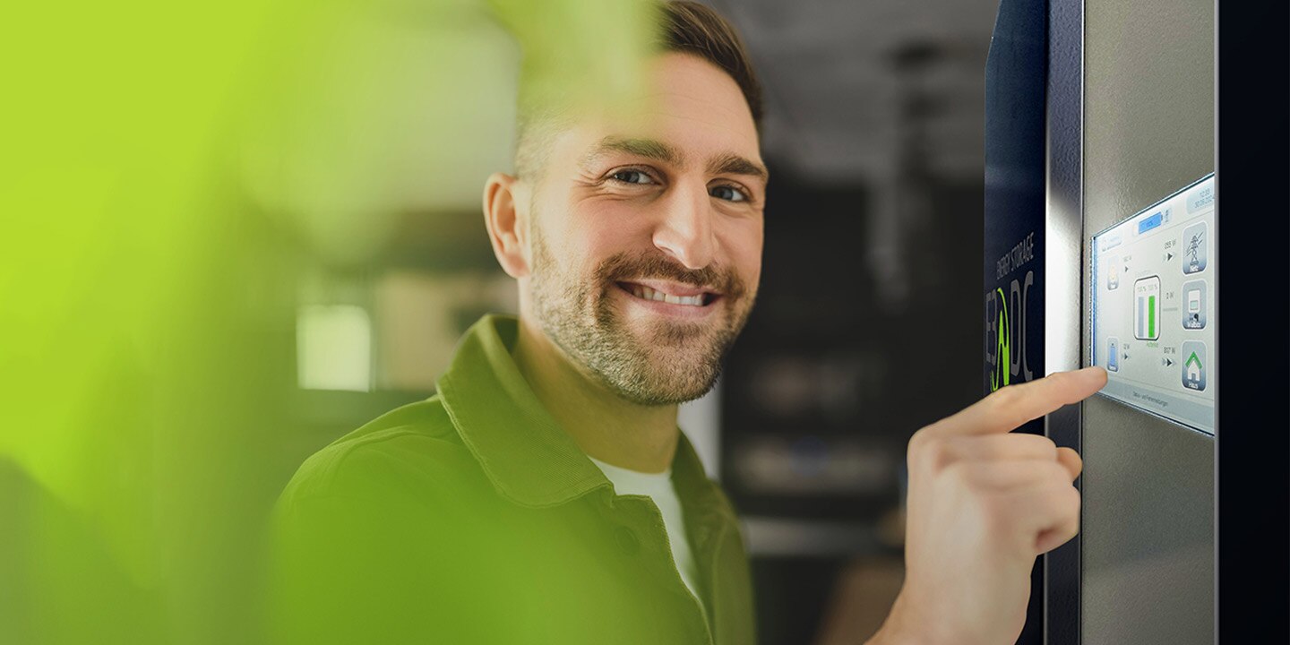 Homme utilisant un système d'énergie E3/DC.