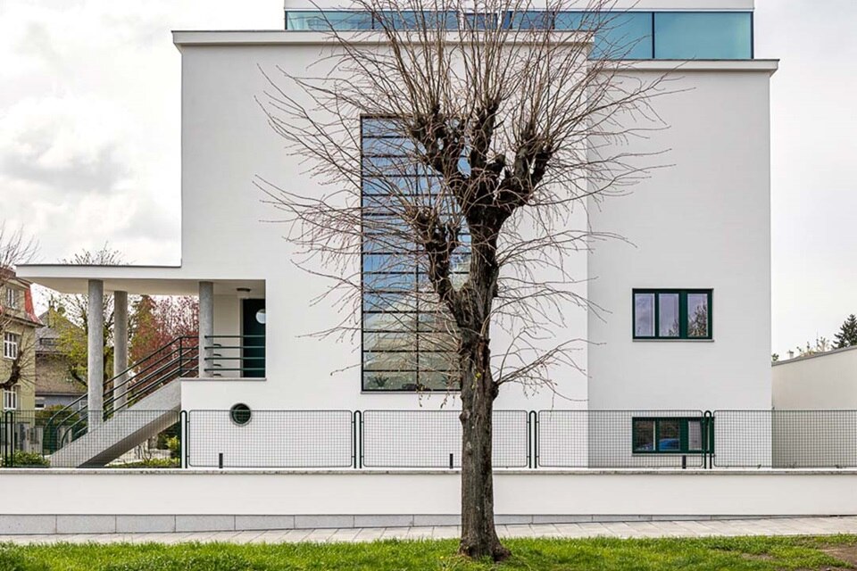 grande villa blanche en pierre de forme carrée