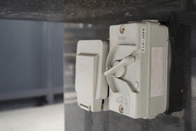 Prise extérieure Hager sur mur gris. 5