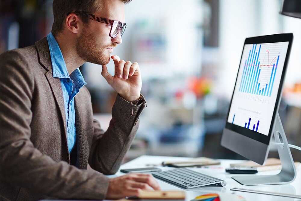 Mann analysiert Daten