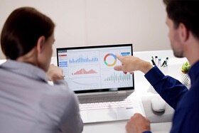 Hager-Mitarbeiter arbeiten an einem Armaturenbrett 3