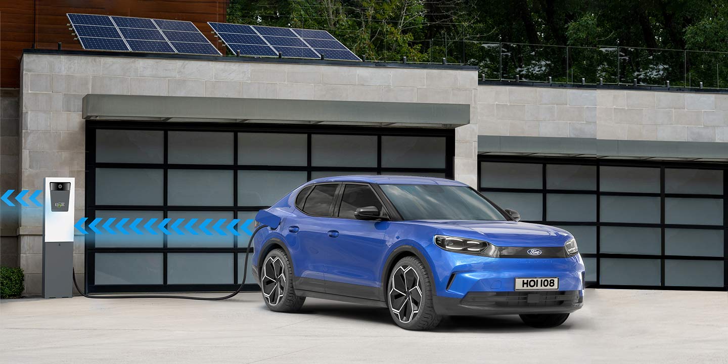 Elektroauto lädt an Solarbetriebener Ladestation 2