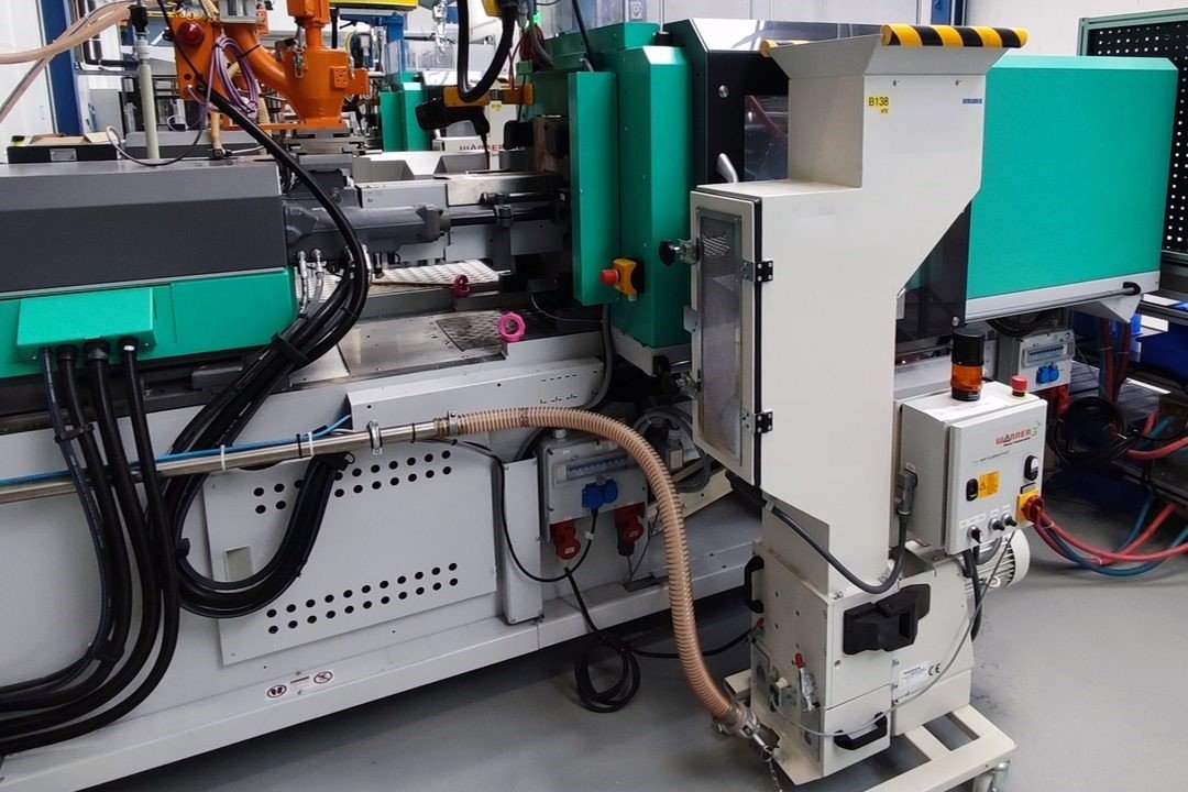 Plastic injection machine