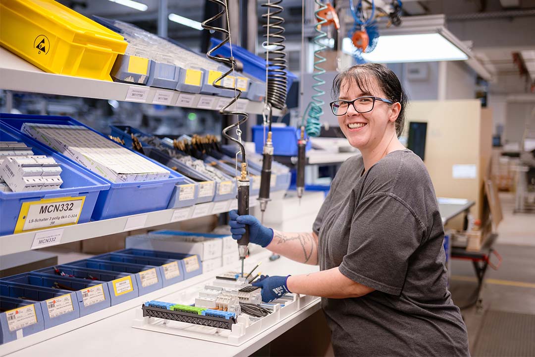 Femme employée du groupe Hager