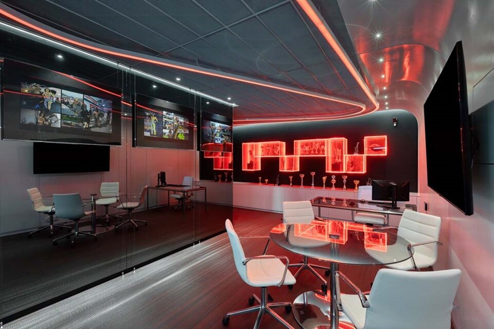 Red_track_hager_Rclassic_small_main