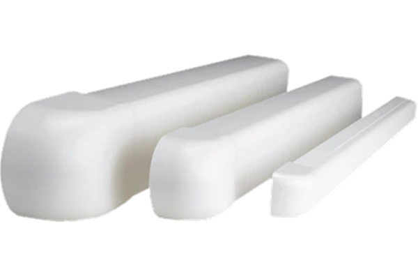 Goulotte de gestion de câbles en plastique blanc sur fond blanc