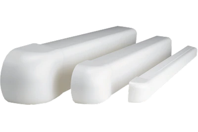 Goulotte de gestion de câbles en plastique blanc sur fond blanc