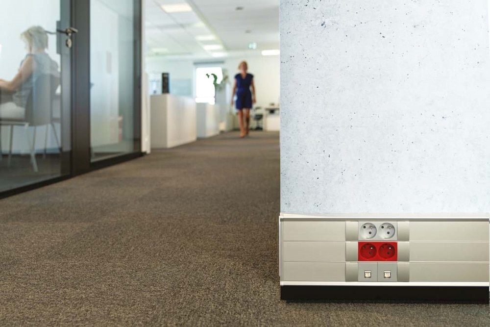 Environnement de bureau moderne avec employés et prise de courant électrique au sol