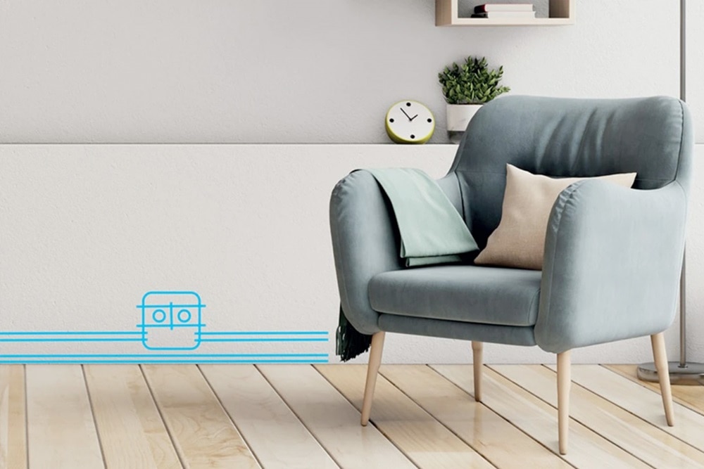Salon élégant avec un fauteuil moderne et une illustration de prise de courant murale