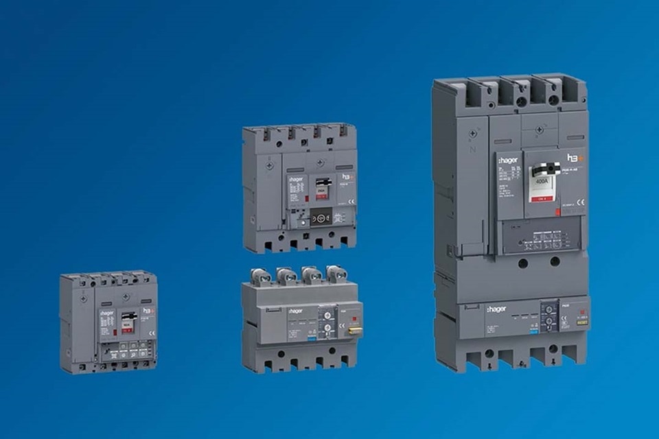 Gamme de disjoncteurs et dispositifs de protection électrique de Hager sur fond bleu
