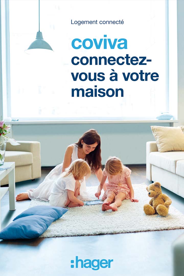 Publicité pour la solution domotique Coviva de Hager avec une personne et des enfants interagissant avec une tablette au sol