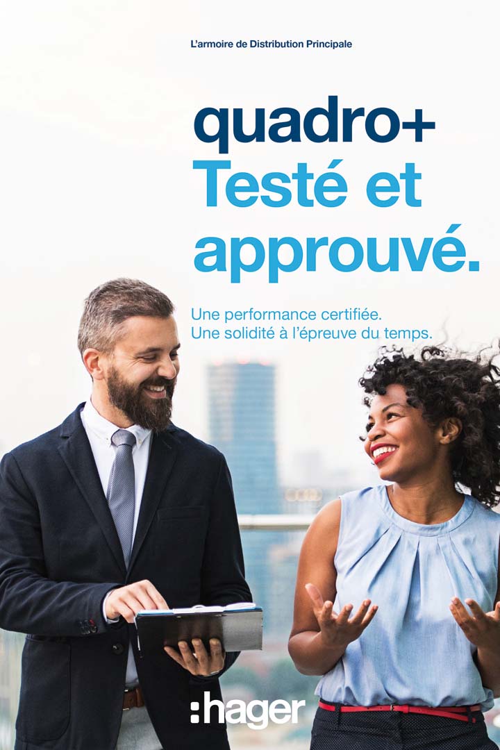 Publicité pour le tableau de distribution Quadro+ de Hager mettant en vedette deux professionnels souriants sur fond de ville