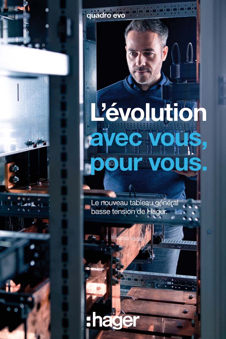 Professionnel examinant un tableau de distribution basse tension de Hager pour les systèmes de distribution électrique