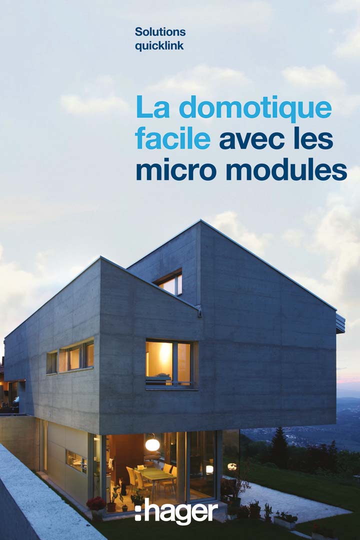 Maison moderne au crépuscule mettant en avant les solutions d'automatisation domestique de Hager avec micro-modules, incluant le logo de l'entreprise
