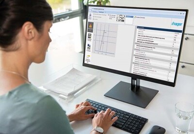 Employé utilisant un logiciel Hager sur ordinateur pour la conception de systèmes électriques