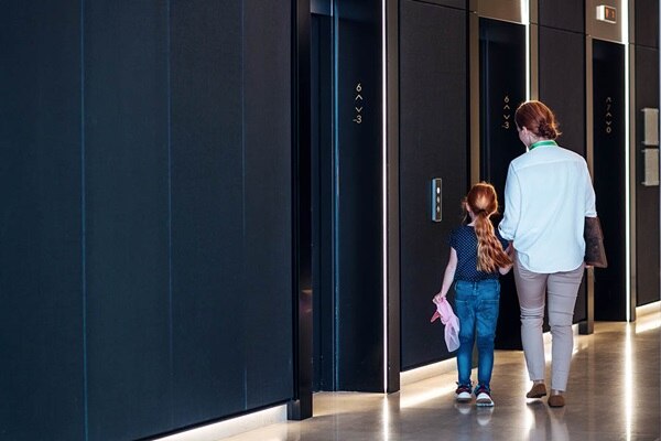 Entree d'immeuble avec ascenseurs, habitat collectif