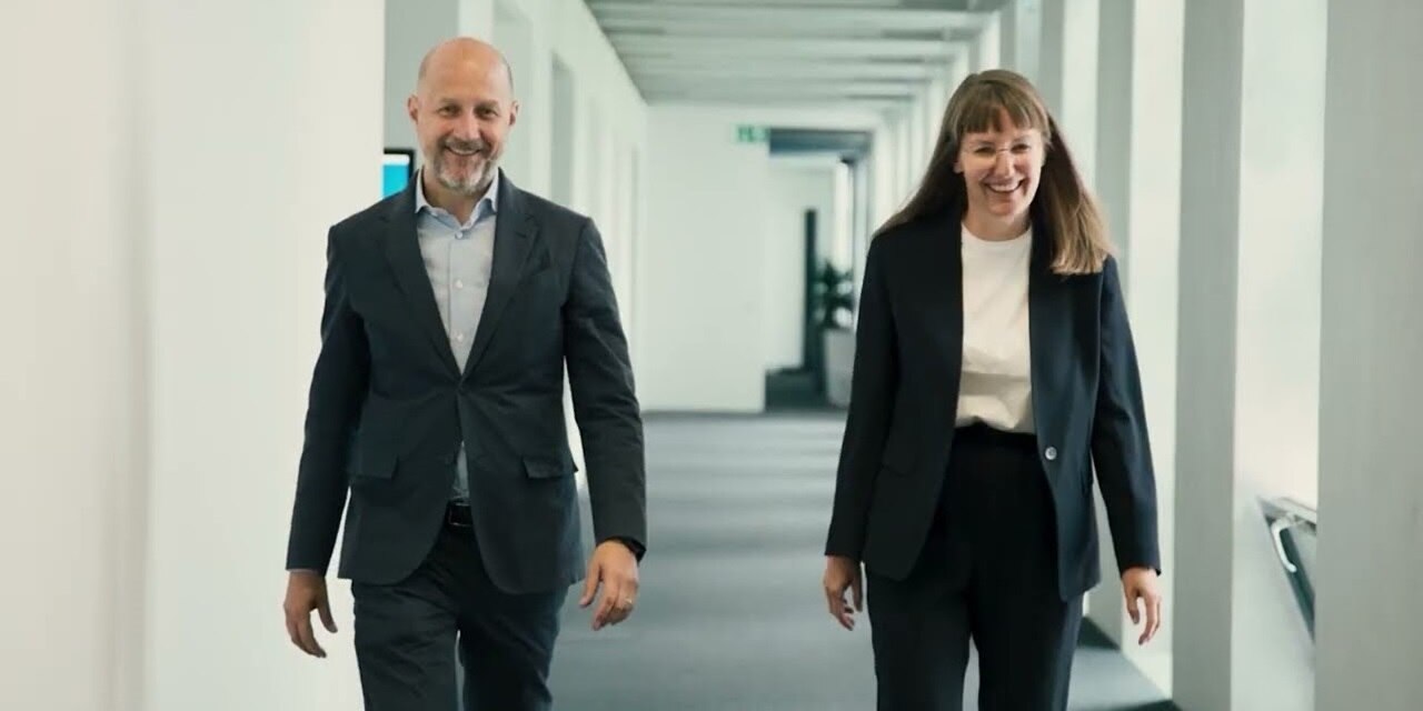 Daniel Hager e Sabine Busse che camminano lungo un corridoio