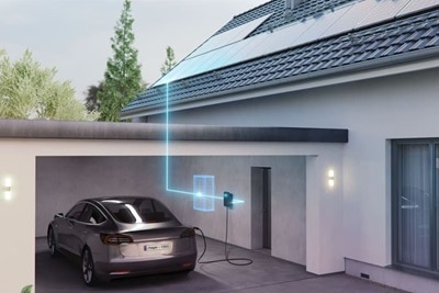 Auto elettrica in box, in fase di ricarica tramite wallbox witty plus connessa all’impianto fotovoltaico domestico.