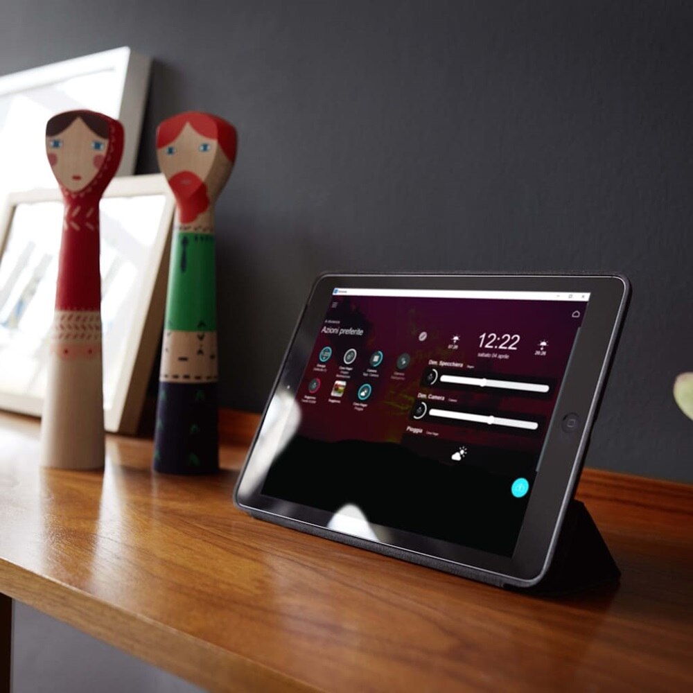 Tablet con videata domovea posizionato su mobile dell'ingresso di casa