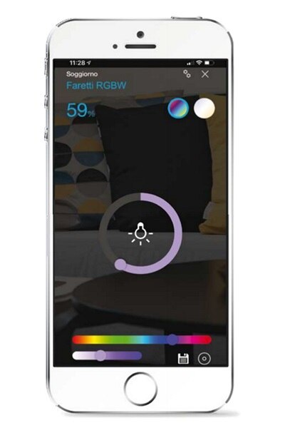 Vista frontale di uno smartphone con la schermata dell’app domovea che indica lo stato dell’illuminazione per l’elemento selezionato