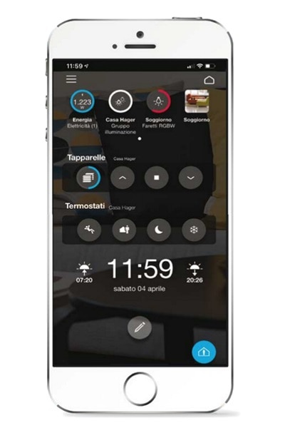 Vista frontale di uno smartphone con la schermata dell’app domovea che indica i comandi da personalizzare