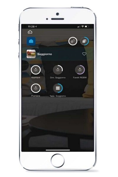 Vista frontale di uno smartphone con la schermata dell’app domovea che indica la personalizzazione dello sfondo per le varie stanze