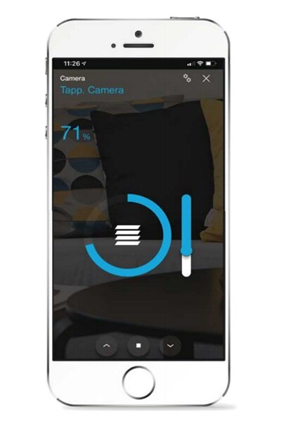Vista frontale di uno smartphone con la schermata dell’app domovea che indica lo stato dell’impianto in quel momento