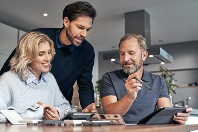 Immagine di un elettricista intento a consigliare i suoi clienti