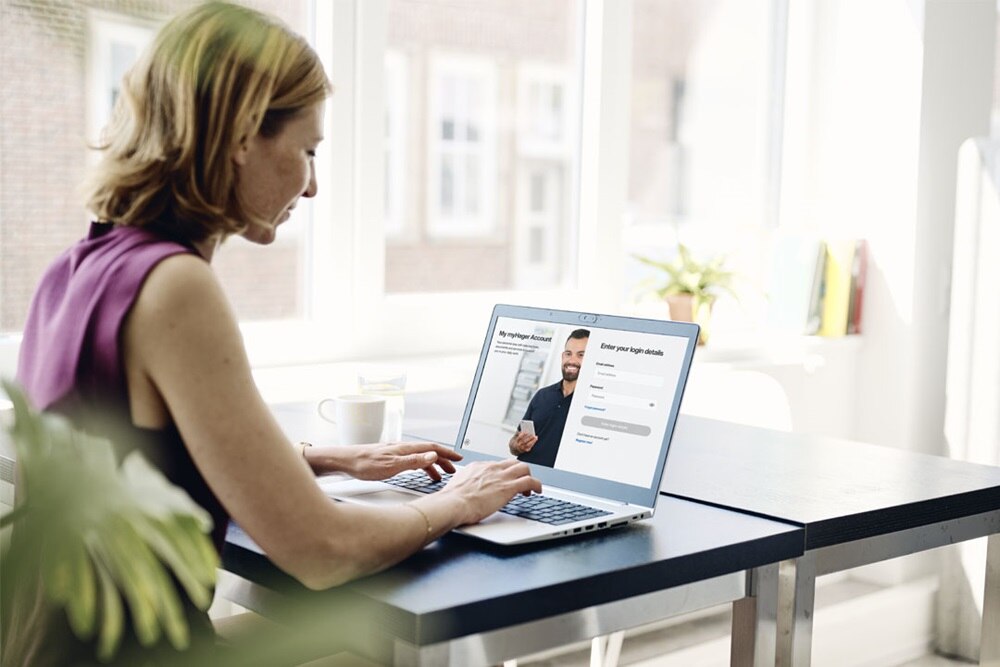 hager-lifestyle-pic-office-mood-and-devices-009-cme-en-06-2023-1080x720px