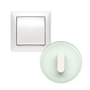 Vista frontale degli interruttori della luce Berker Serie S.1 quadrata di plastica di colore bianco e della Serie R. Classic con con interruttore rotativo bianco e piastra di copertura rotonda in vetro su sfondo bianco