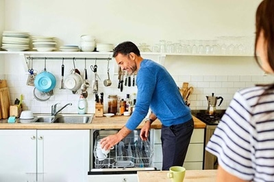 Esempio di applicazione degli interruttori tipo F: un uomo in cucina sta caricando la lavastoviglie