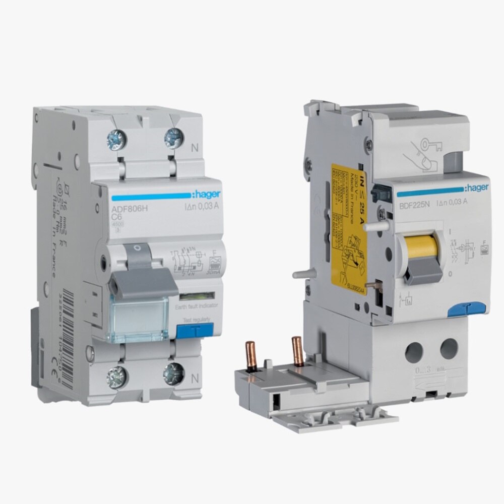 Confronto tra interruttore differenziale puro, magnetotermico differenziale e blocco differenziale Hager tipo F su sfondo neutro.