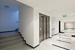 Ambiente applicativo con lungo corridoio moderno con ascensori centrali, ambientazione adatta a edifici commerciali o residenziali