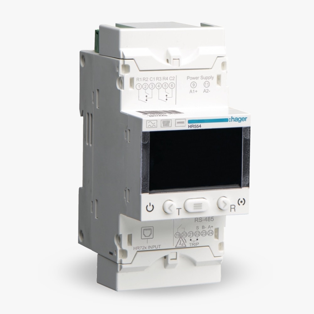 Vista a tre quarti del relè differenziale HR554 a quattro canali su sfondo neutro