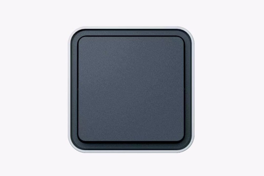 Vista frontale dell’interruttore 50453525 a un pulsante 1 NA componibile della nuova linea di serie civili Berker W.1. su sfondo grigio