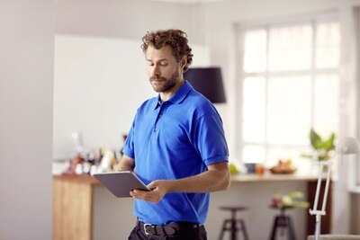 Tecnico con in mano un tablet che consulta l’app Hager Pilot per la manutenzione dell’impianto knx