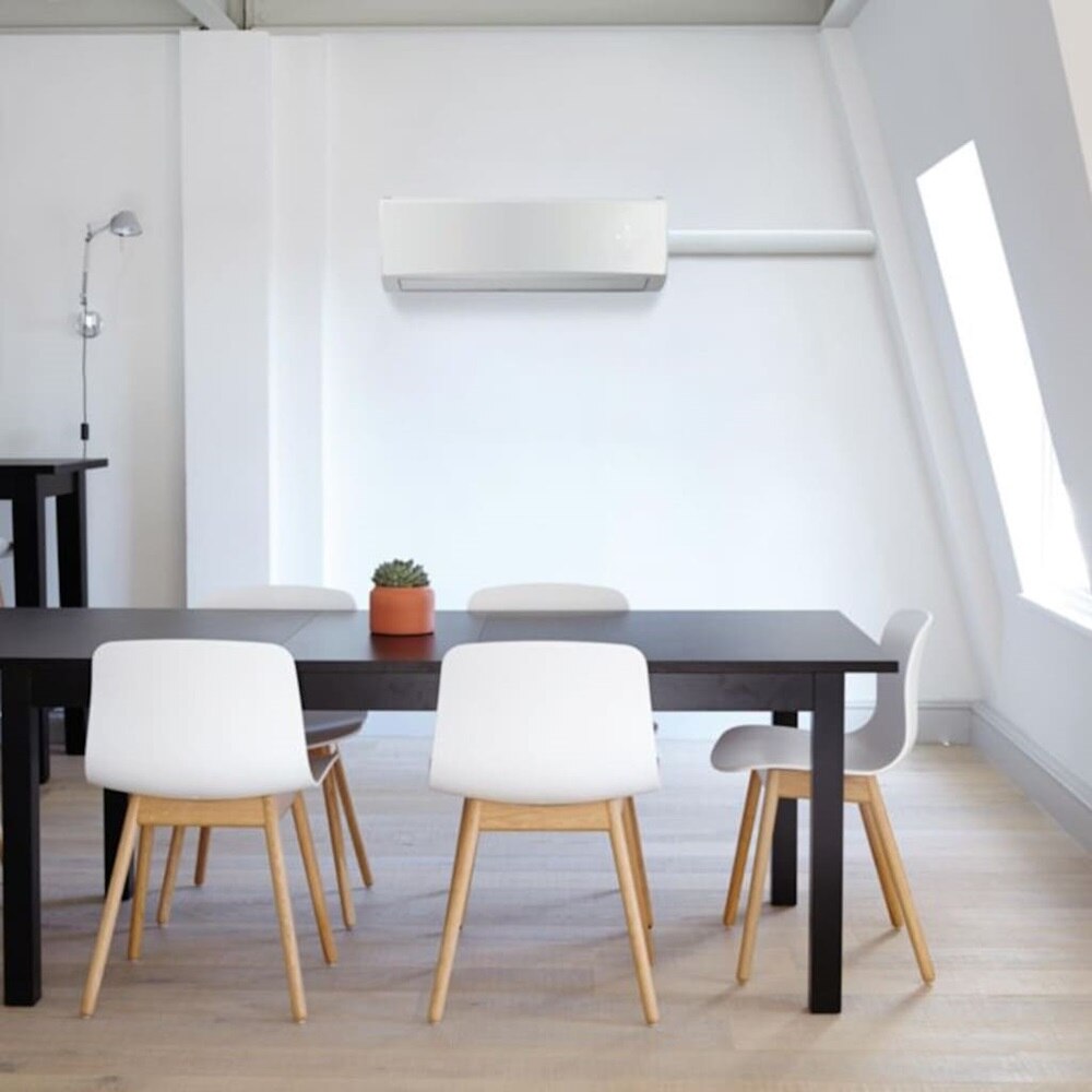 Sala riunioni con impianto di condizionamento installato a parete tramite minicanale CND di Bocchiotti