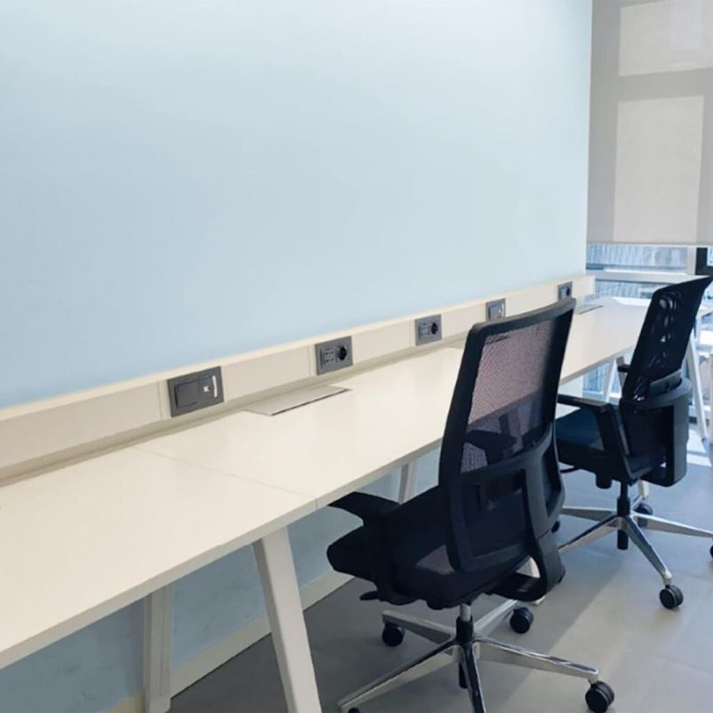 Linea di scrivanie al muro dotate di canale porta apparecchi al muro TA-N e porta apparecchi SBNI grigi Bocchiotti.