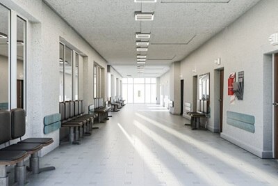 Ampio corridoio all’interno di un edificio scolastico 