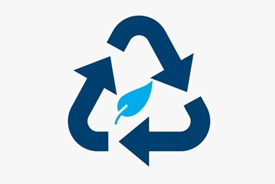 Pittogramma del simbolo del riciclo con all’interno una foglia di colore azzurro