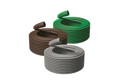 Render 3D di tre matasse di tubi corrugati vuoti di colore grigio, marrone e verde