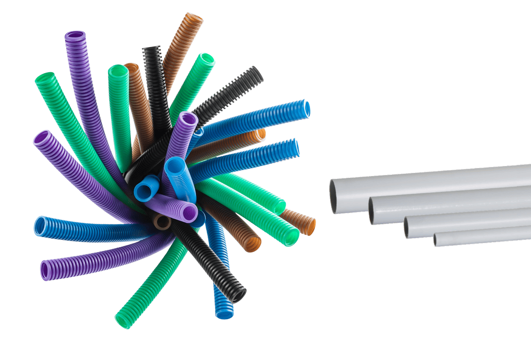 composizione di tubi corrugati e tubi rigidi INSET di vari colori su sfondo neutro