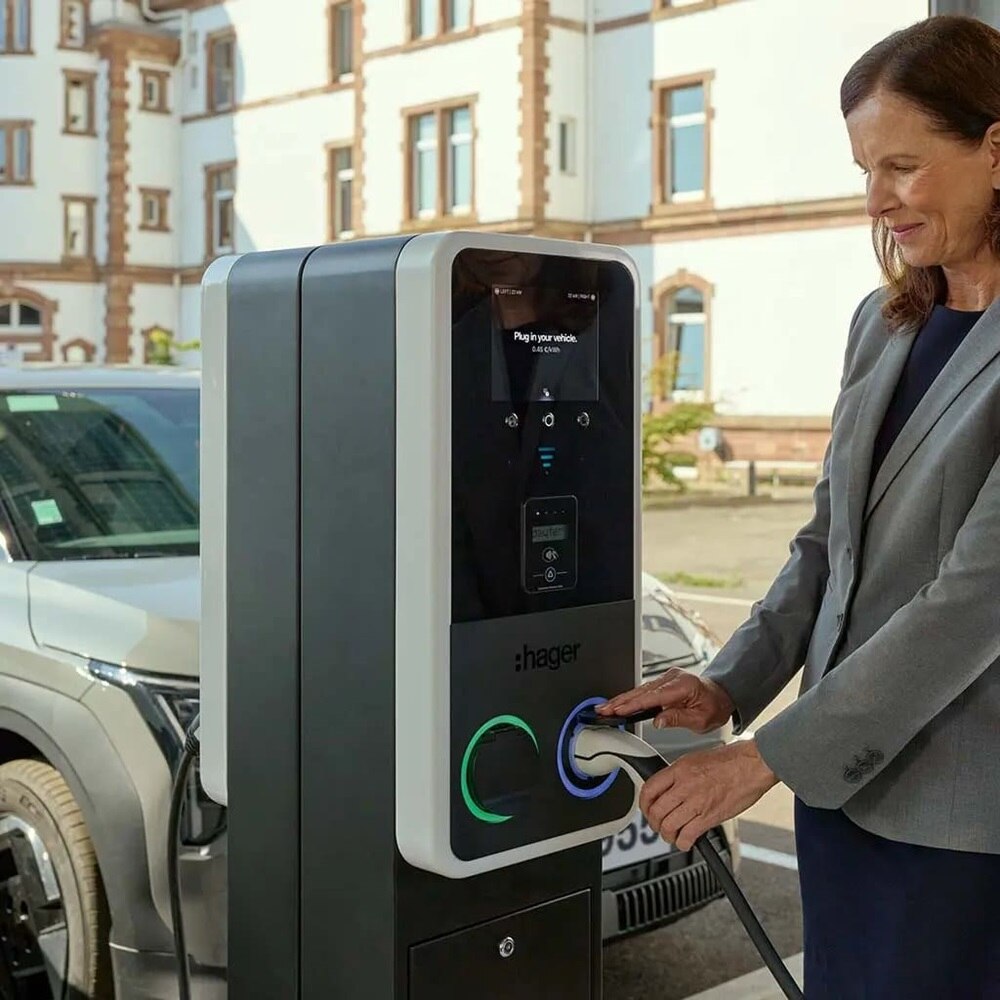Donna in un parcheggio esterno intenta a caricare la macchina con una colonnina di ricarica witty park 2