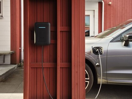 Colonnina di ricarica witty one Hager con frontalino nero, installata a parete all’interno del garage di un’abitazione residenziale.