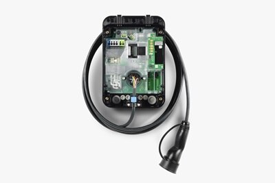 Vista frontale della colonnina di ricarica witty one Hager senza frontale con componenti meccanici interni e cablaggio a vista, su sfondo grigio neutro